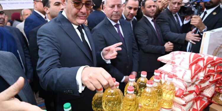 وزير التموين يفتتح سوق “اليوم الواحد” بالمرج لتوفير السلع بأسعار مخفضة للمواطنين