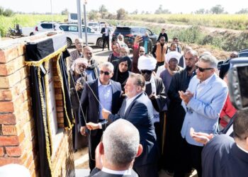 محافظ البنك المركزي ووزير الزراعة يتفقدان القرى المستفيدة من مشروع دعم صغار المزارعين بأسوان