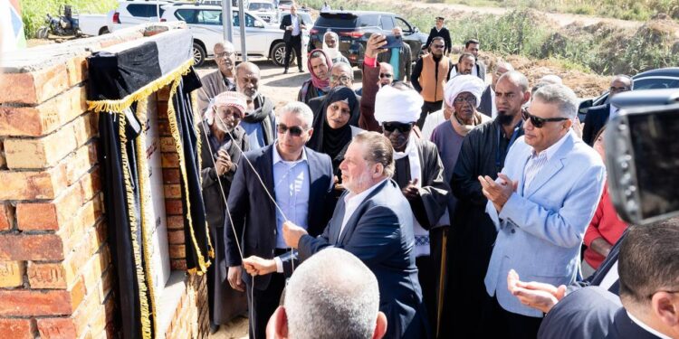 محافظ البنك المركزي ووزير الزراعة يتفقدان القرى المستفيدة من مشروع دعم صغار المزارعين بأسوان